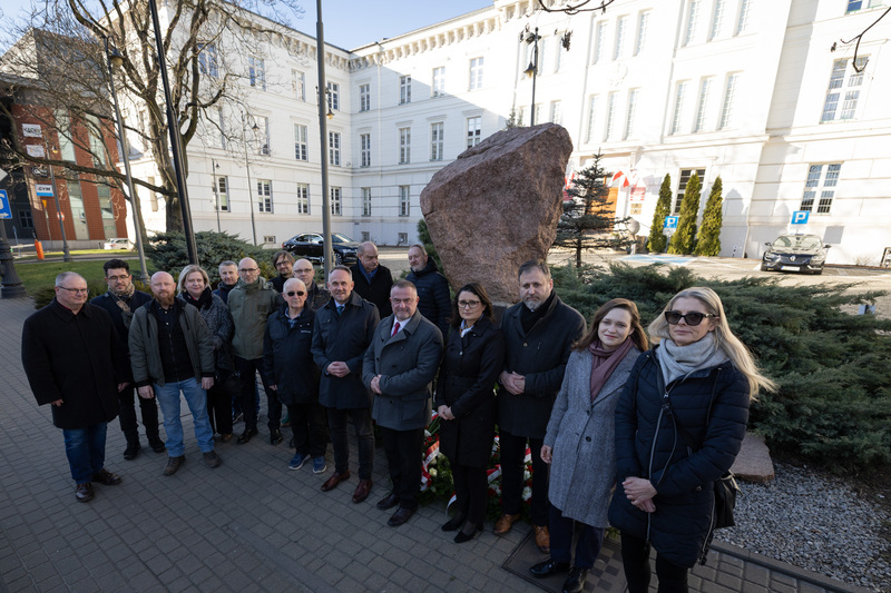Złożenie kwiatów pod obeliskiem upamiętniającym Bydgoski Marzec ’81