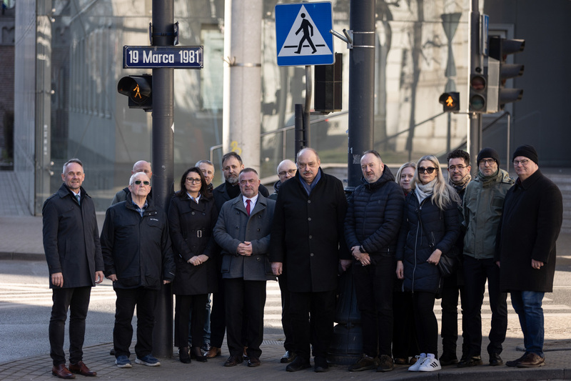 Złożenie kwiatów pod obeliskiem upamiętniającym Bydgoski Marzec ’81