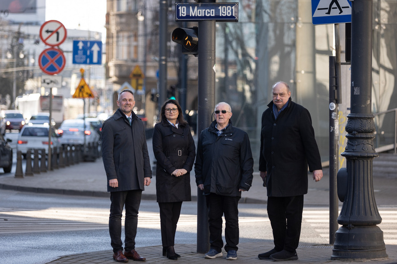 Złożenie kwiatów pod obeliskiem upamiętniającym Bydgoski Marzec ’81