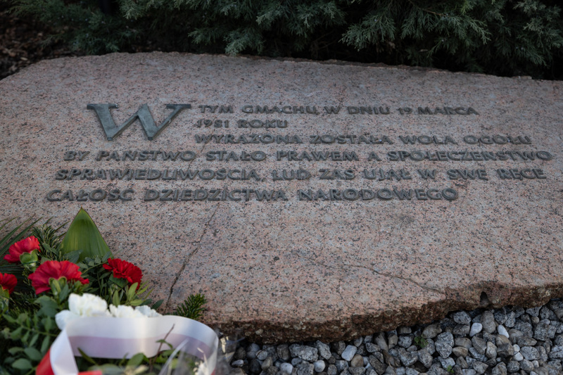 Złożenie kwiatów pod obeliskiem upamiętniającym Bydgoski Marzec ’81