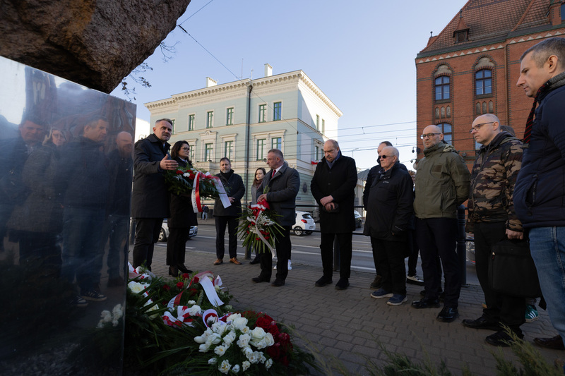 Złożenie kwiatów pod obeliskiem upamiętniającym Bydgoski Marzec ’81