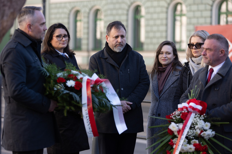 Złożenie kwiatów pod obeliskiem upamiętniającym Bydgoski Marzec ’81