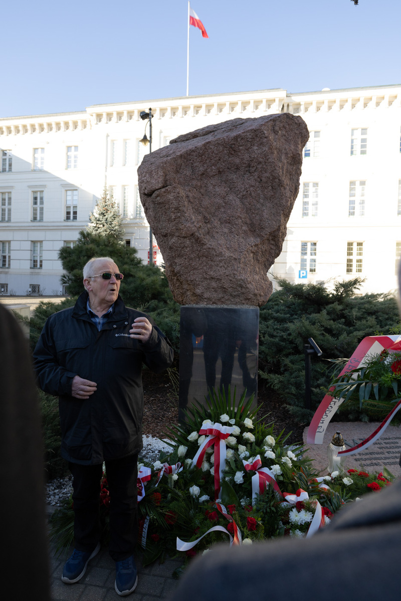 Złożenie kwiatów pod obeliskiem upamiętniającym Bydgoski Marzec ’81