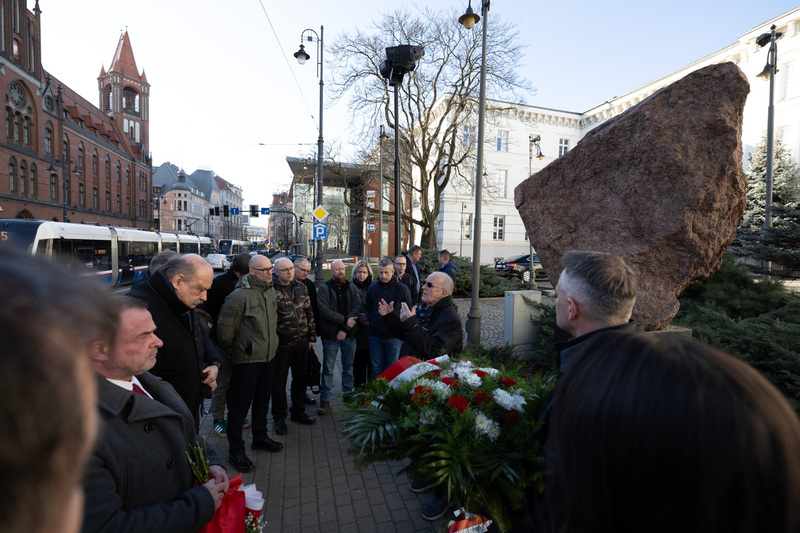 Złożenie kwiatów pod obeliskiem upamiętniającym Bydgoski Marzec ’81