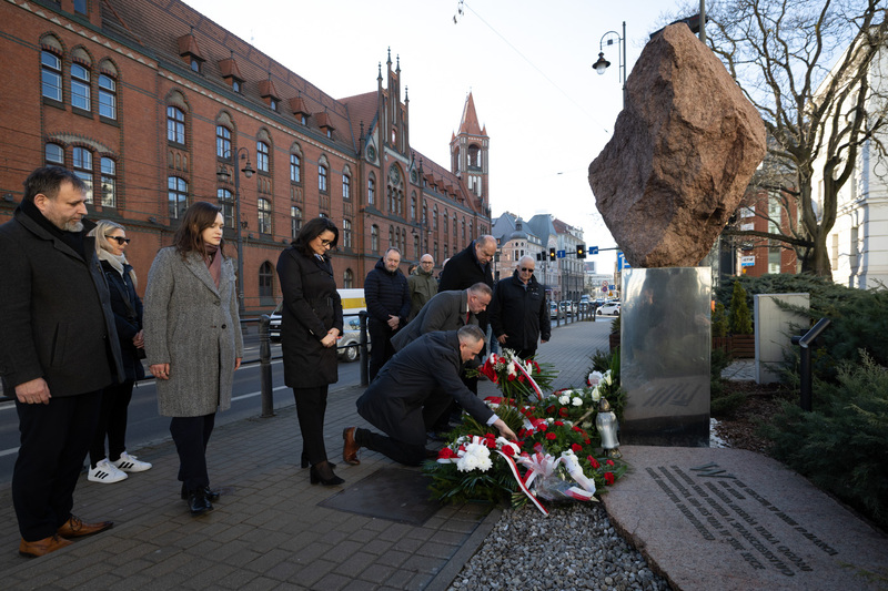 Złożenie kwiatów pod obeliskiem upamiętniającym Bydgoski Marzec ’81