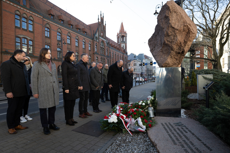 Złożenie kwiatów pod obeliskiem upamiętniającym Bydgoski Marzec ’81