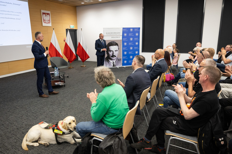 Zastępca prezesa IPN dr hab. Karol Polejowski oraz publiczność, fot. Roman Jocher.