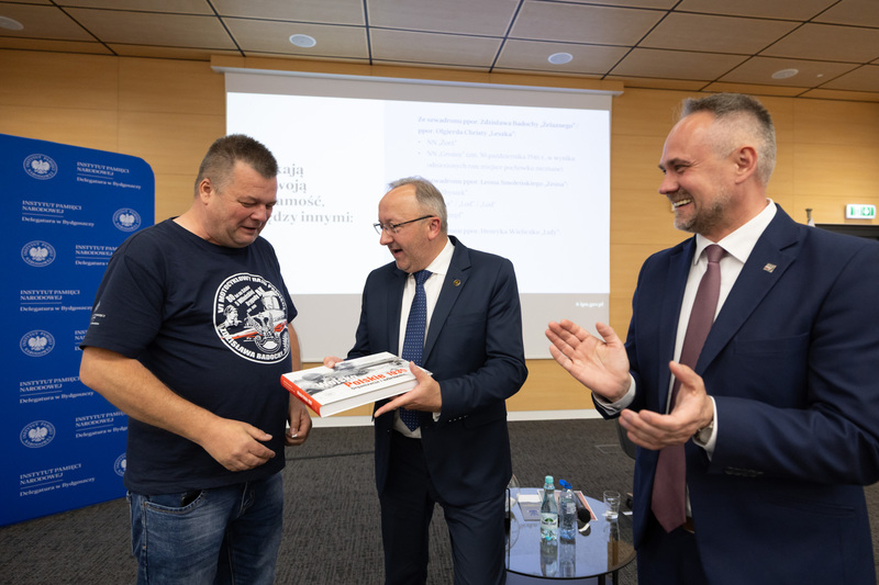 Zastępca prezesa IPN dr hab. Karol Polejowski, dyrektor Oddziału IPN w Gdańsku Marek Szymaniak, uczestnik wykładu fot. Roman Jocher.