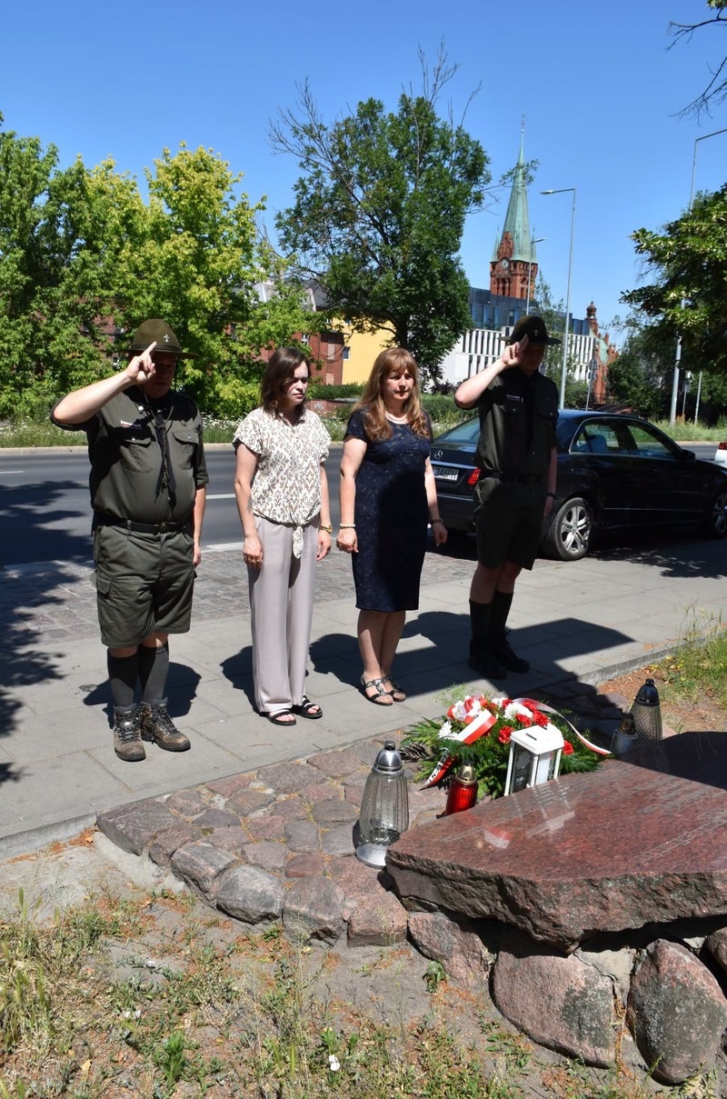 dr Alicja Paczoska-Hauke i Karolina Pietrzak, oraz skauci ze Związku Harcerstwa Rzeczypospolitej (fot. IPN)