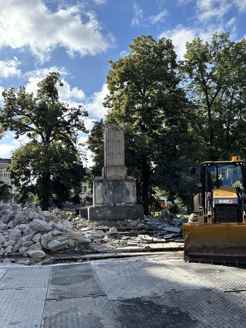 pomnik przy Placu Wolności w trakcie wyburzania; fot. Remigiusz Ławniczak