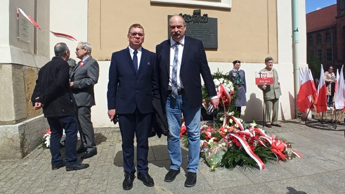 Wojciech Polak i Mirosław Golan podczas uroczystości składania kwiatów.