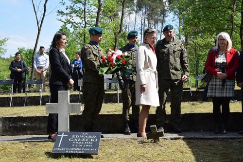 Uroczystości upamiętniające ofiary obozu w Smukale, na zdjęciu naczelnik Edyta Cisewska podczas składania kwiatów, fot. Regina Dąbkowska.