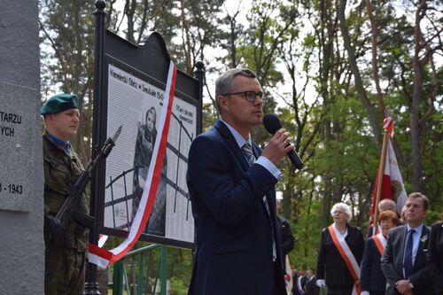 Uroczystości upamiętniające ofiary obozu w Smukale, na zdjęciu dr Tomasz Ceran, fot. Regina Dąbkowska.