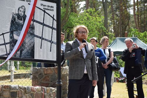 Uroczystości upamiętniające ofiary obozu w Smukale, na zdjęciu dr Mateusz Maleszka, fot. Regina Dąbkowska.
