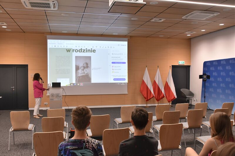 Spotkanie w ramach cyklu edukacyjnego „Źródła mówią&amp;quot;, na zdjęciu dr Katarzyna Maniewska.