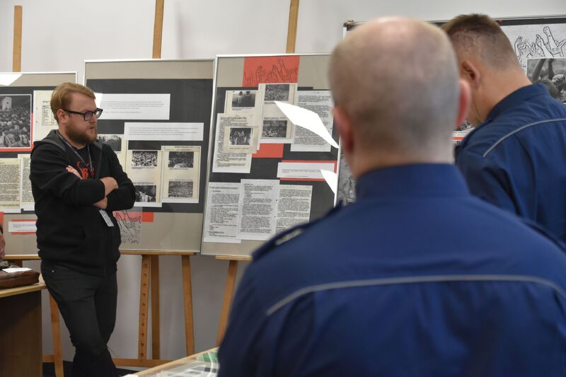 Wizyta funkcjonariuszy policji w bydgoskiej delegaturze, na zdjęciu Mateusz Szłapka, fot. Grażyna Czechowicz.