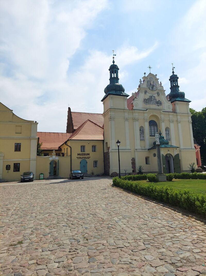 Barokowa fasada kościoła św. Trójcy w Strzelnie.