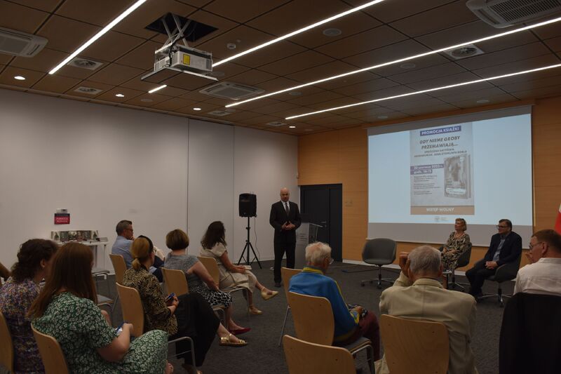 Promocja książki „Gdy nieme groby przemawiają...”.