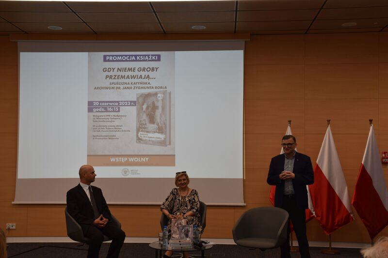 Promocja książki „Gdy nieme groby przemawiają...”.