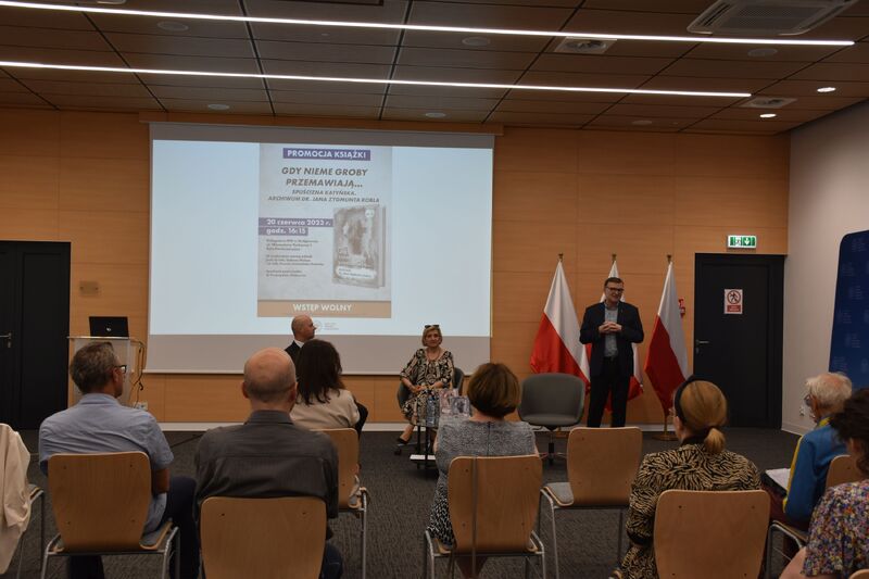 Promocja książki „Gdy nieme groby przemawiają...”.