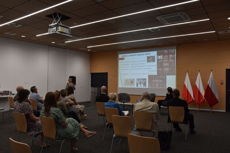 Promocja książki „Gdy nieme groby przemawiają...”.