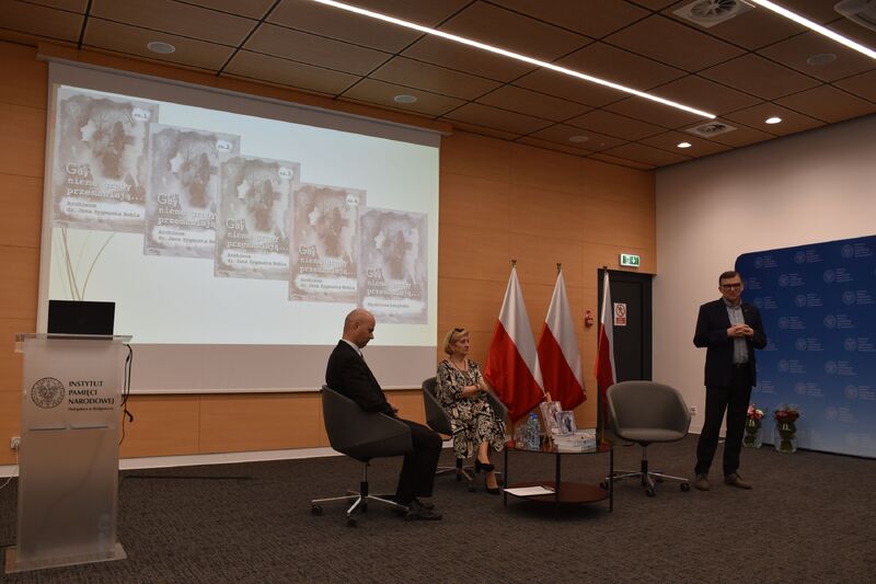 Promocja książki „Gdy nieme groby przemawiają...”.