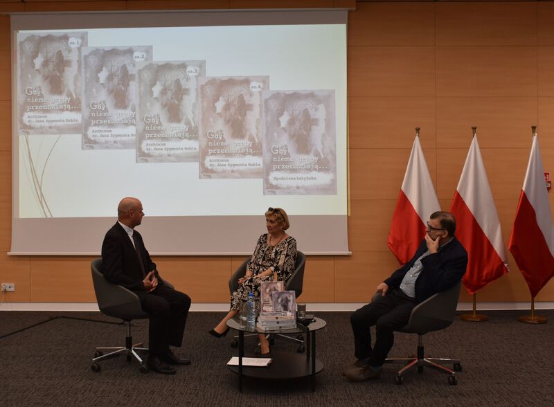 Promocja książki „Gdy nieme groby przemawiają...”.