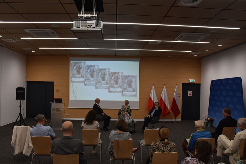 Promocja książki „Gdy nieme groby przemawiają...”.