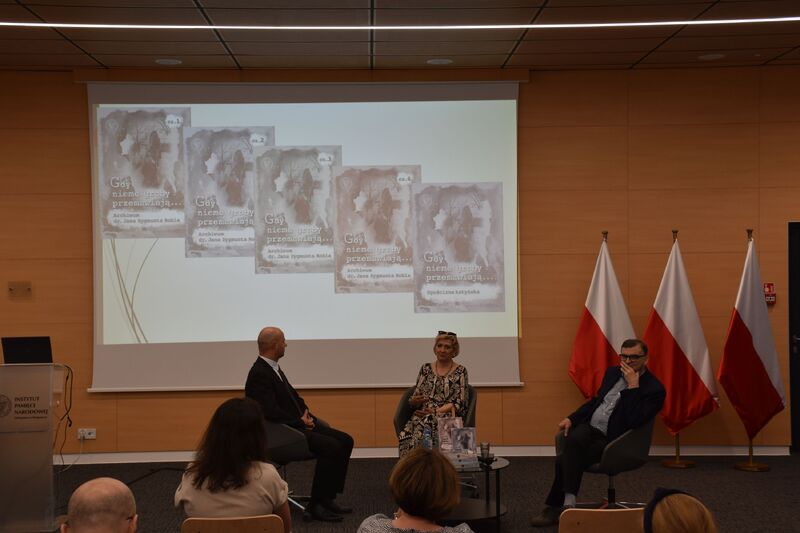 Promocja książki „Gdy nieme groby przemawiają...”.