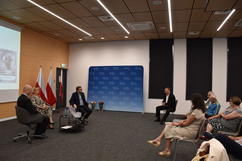 Promocja książki „Gdy nieme groby przemawiają...”.