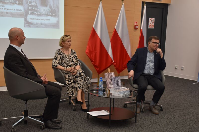 Promocja książki „Gdy nieme groby przemawiają...”.
