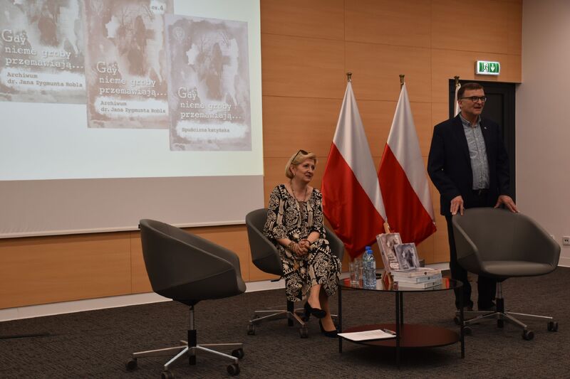 Promocja książki „Gdy nieme groby przemawiają...”.