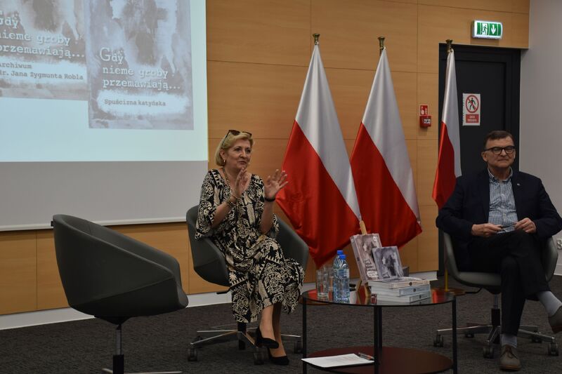 Promocja książki „Gdy nieme groby przemawiają...”.
