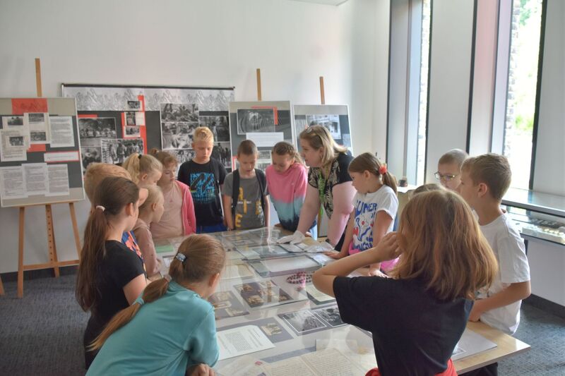 Bydgoskie półkolonie w delegaturze Instytutu Pamięci Narodowej, na zdjęciu Karolina Marciniak, fot. Patryk Malendowicz.