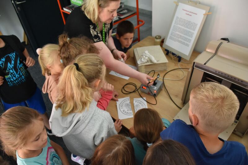 Bydgoskie półkolonie w delegaturze Instytutu Pamięci Narodowej, na zdjęciu Karolina Marciniak, fot. Patryk Malendowicz.