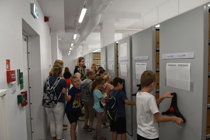 Bydgoskie półkolonie w delegaturze Instytutu Pamięci Narodowej, na zdjęciu Karolina Marciniak, fot. Patryk Malendowicz.