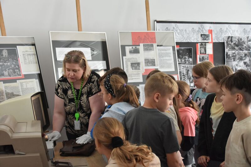 Bydgoskie półkolonie w delegaturze Instytutu Pamięci Narodowej, na zdjęciu Karolina Marciniak, fot. Patryk Malendowicz.
