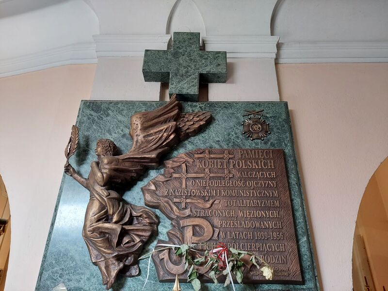 Wnętrze kościoła św. Mikołaja, tablica pamiątkowa, fot. Mirosław Golon.