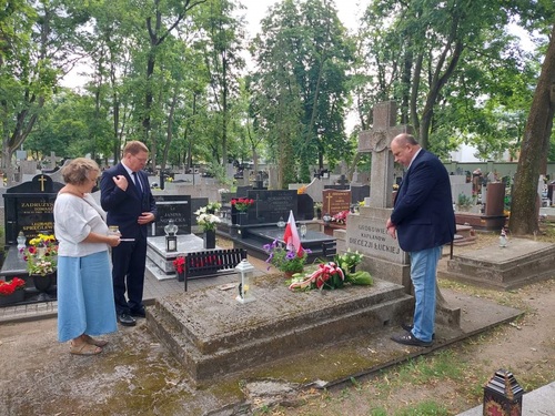 Mirosław Golon i Wojciech Polak wraz z małżonką przy grobie kapłanów diecezji łuckiej, Toruń 11 lipca 2023, fot. Karol Wojtasik.