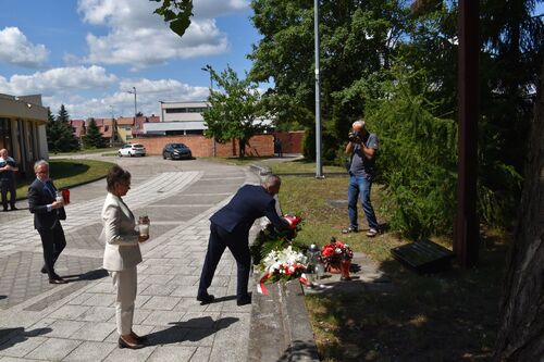 Delegacja Wojewody składa kwiaty pod pomnikiem „Golgota Wschodu" przy kościele Św. Braci Męczenników, Bydgoszcz 11 lipca 2023, fot. Joanna Matyasik.