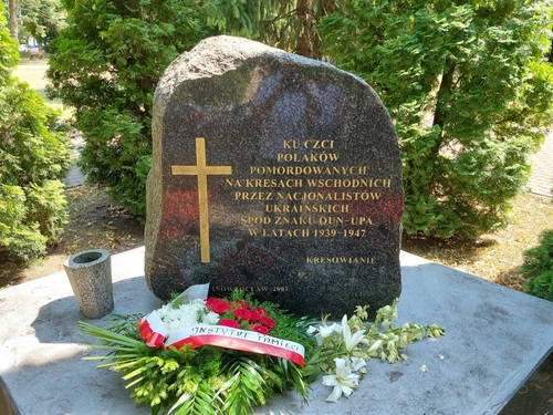 Pomnik ku czci Polaków pomordowanych na Kresach przez nacjonalistów ukraińskich z OUN-UPA, położony na Skwerze/Placu Obrońców Inowrocławia przy ul. Ratuszowej, Inowrocław 10 lipca 2023, fot. Mirosław Golon.