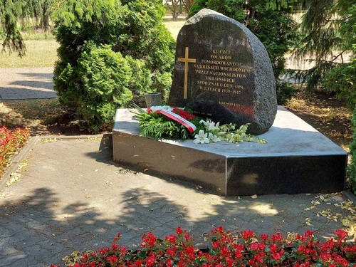 Pomnik ku czci Polaków pomordowanych na Kresach przez nacjonalistów ukraińskich z OUN-UPA, położony na Skwerze/Placu Obrońców Inowrocławia przy ul. Ratuszowej, Inowrocław 10 lipca 2023, fot. Mirosław Golon.
