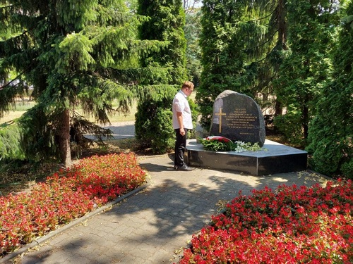 Pomnik ku czci Polaków pomordowanych na Kresach przez nacjonalistów ukraińskich z OUN-UPA, położony na Skwerze/Placu Obrońców Inowrocławia przy ul. Ratuszowej, na zdjęciu Mirosław Golon, Inowrocław 10 lipca 2023, fot. Tomasz Komisarek.