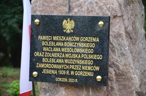 Upamiętnienie ofiar zbrodni pomorskiej – Gorzeń,  zdjęcie ze strony i za zgodą www.naklo24.pl.