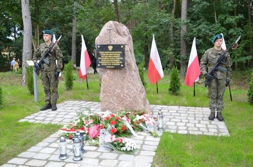 Upamiętnienie ofiar zbrodni pomorskiej – Gorzeń,  zdjęcie ze strony i za zgodą www.naklo24.pl.
