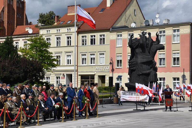 Obchody 84. rocznicy wybuchu II wojny światowej – Bydgoszcz, przemawia prezydent miasta Rafał Bruski.