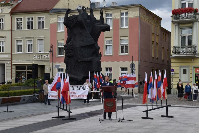 Obchody 84. rocznicy wybuchu II wojny światowej – Bydgoszcz, przemawia wicewojewoda Radosław Kempinski.