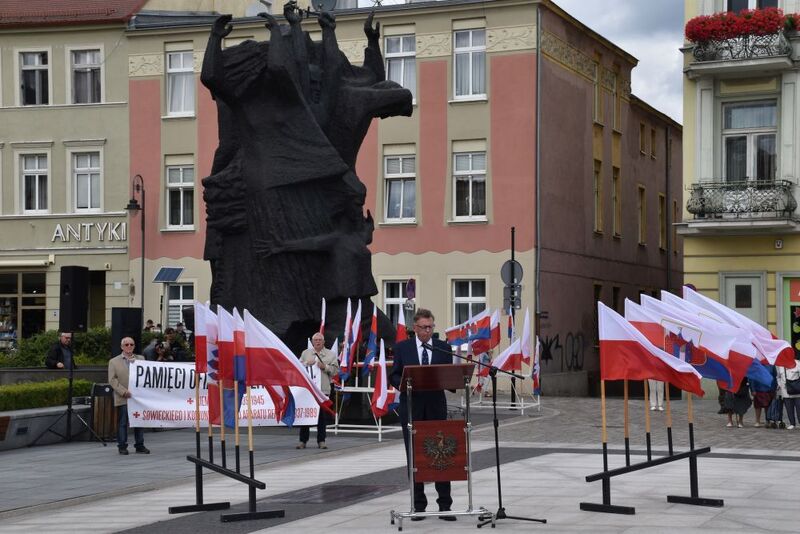 Obchody 84. rocznicy wybuchu II wojny światowej – Bydgoszcz, przemawia wicemarszałek Zbigniew Ostrowski.