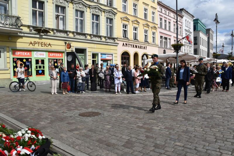 Obchody 84. rocznicy wybuchu II wojny światowej – Bydgoszcz, złożenie wieńca przez naczelnik Delegatury Edytę Cisewską.