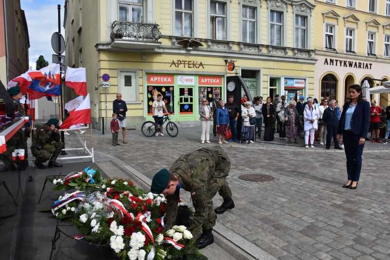 Obchody 84. rocznicy wybuchu II wojny światowej – Bydgoszcz, złożenie wieńca przez naczelnik Delegatury Edytę Cisewską.